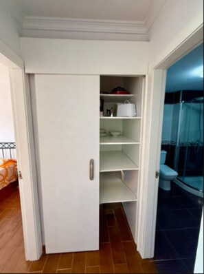 Secadora de cabello, toallas, jabón, papel de baño