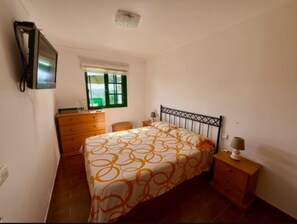 2 slaapkamers, een strijkplank/strijkijzer, beddengoed