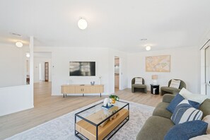Living area - Family Oasis near Watergardens Parking (Sydenham)