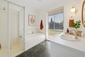 Bathroom - Family Oasis near Watergardens Parking (Sydenham)