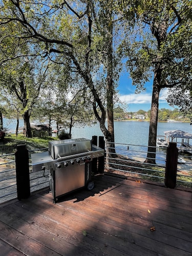 NEW! Lake Front House,Private Dock,Kayaks,Beach