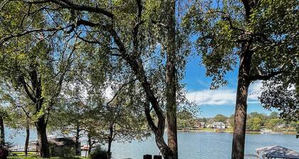 NEW! Lake Front House,Private Dock,Kayaks,Beach