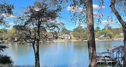 NEW! Lake Front House,Private Dock,Kayaks,Beach