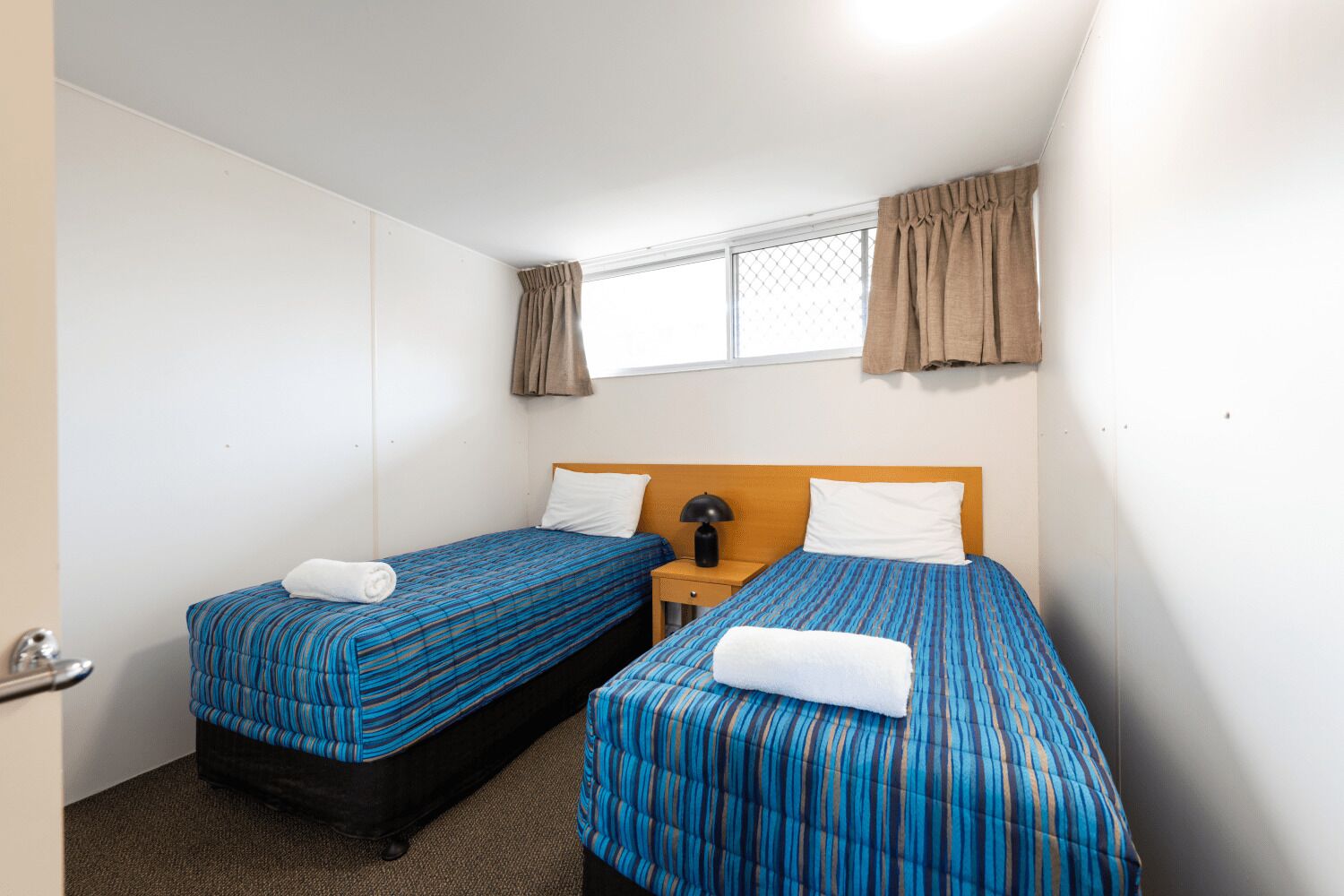 2 bedrooms, iron/ironing board, internet, bed sheets