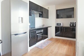 Jääkaappi, mikroaaltouuni, uuni, astianpesukone