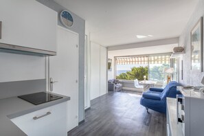 Réfrigérateur, micro-ondes, four, lave-vaisselle