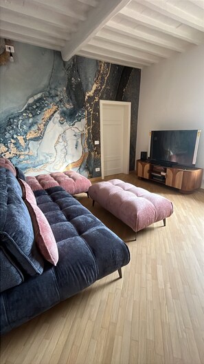 Smart TV, books - Charming Lucca apartment on Via Fillungo with terrace, AC and space for 6 (Lucca)