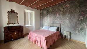 2 slaapkamers, een strijkplank/strijkijzer, gratis wifi, beddengoed