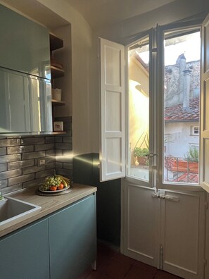 Jääkaappi, mikroaaltouuni, uuni, liesi