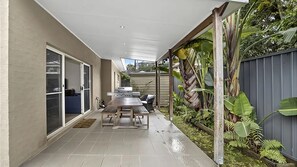 Outdoor dining - Beautiful home, convenient location, easy walk to the beach (Sawtell)