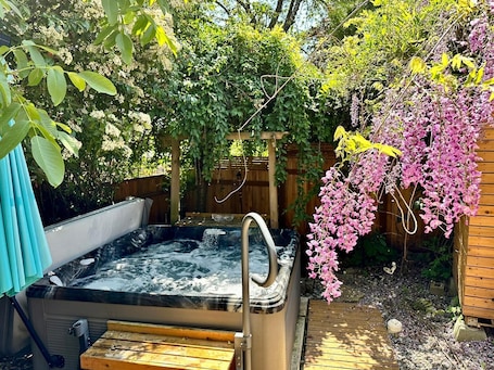 Secadora de cabello, bidet, toallas, jabón