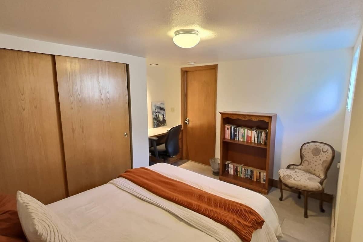 Hypo-allergenic bedding, down duvets, iron/ironing board, free WiFi