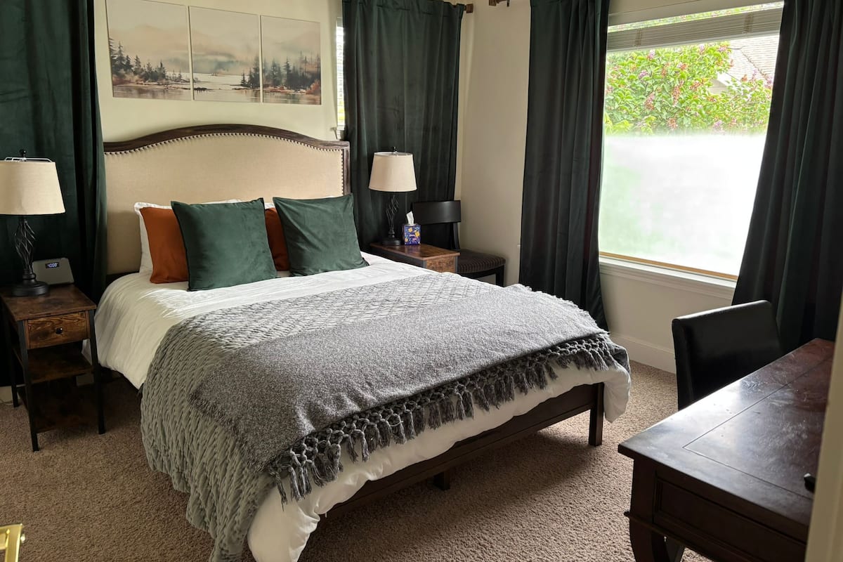 Standard Room | Down duvets, desk, iron/ironing board, free WiFi