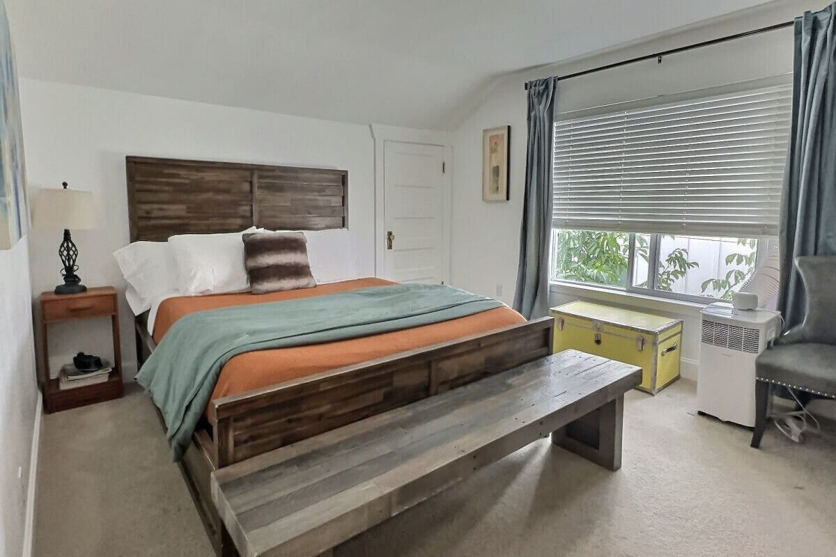 Standard Room | Hypo-allergenic bedding, down comforters, desk, iron/ironing board