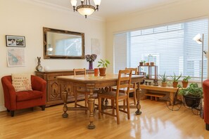 In-room dining - The Burke House Collection by Stay Rested  (Seattle)
