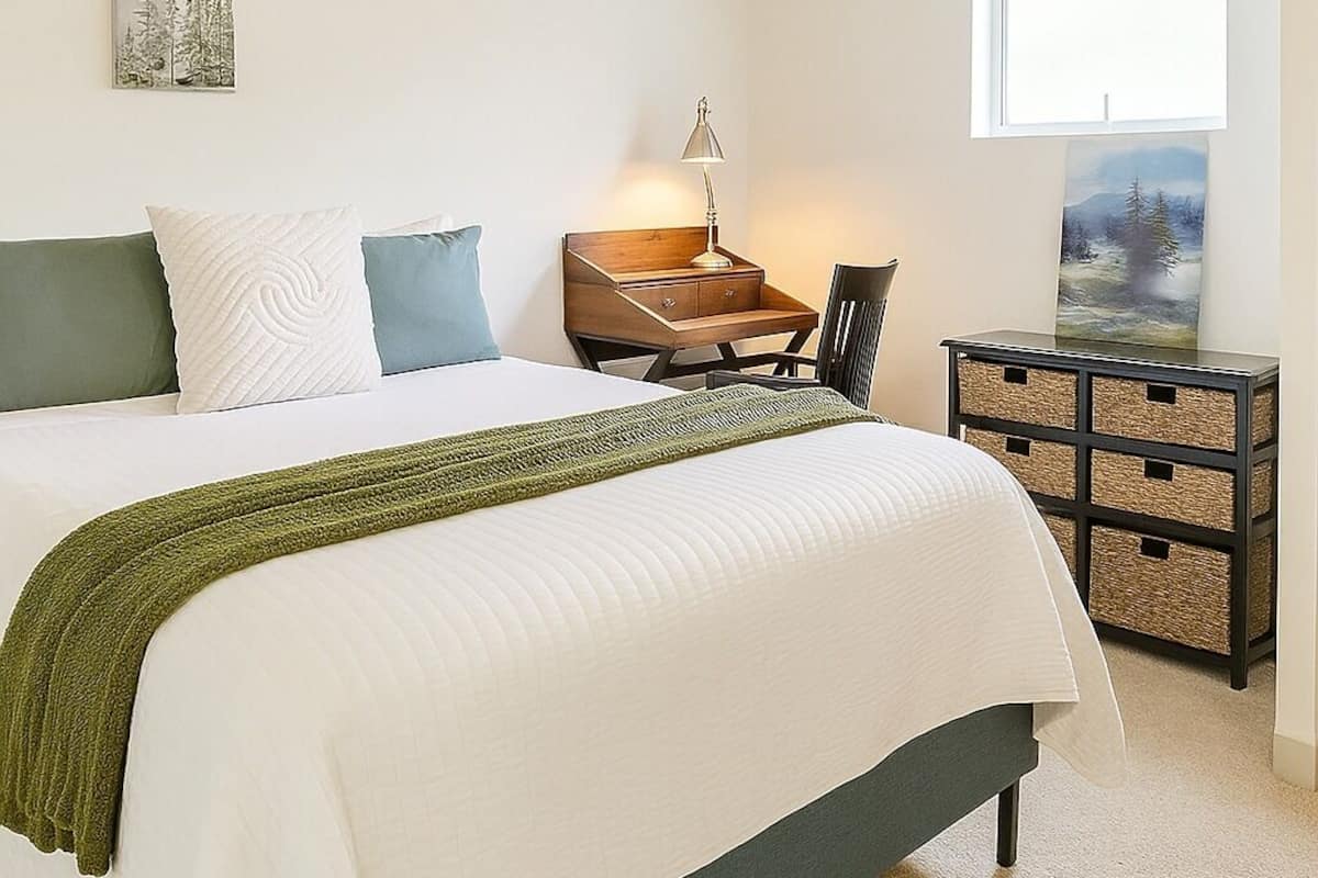 Hypo-allergenic bedding, down duvets, iron/ironing board, free WiFi