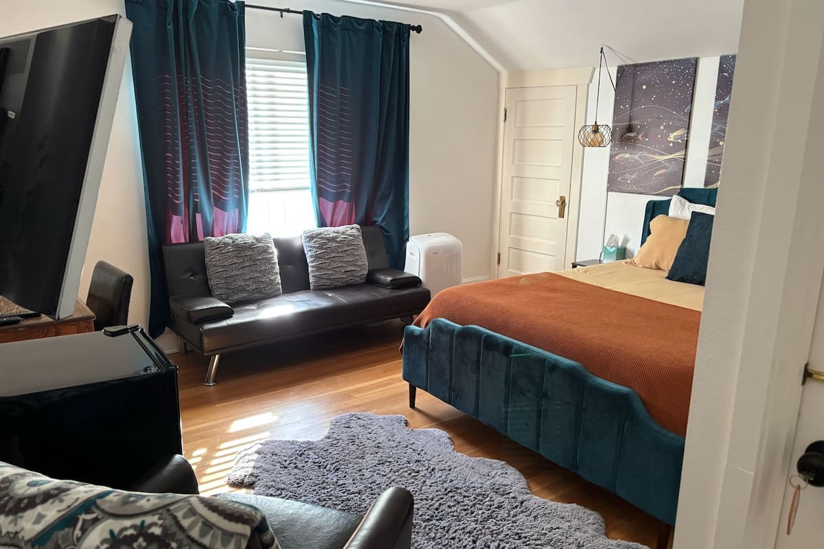Standard Room | Down duvets, desk, iron/ironing board, free WiFi