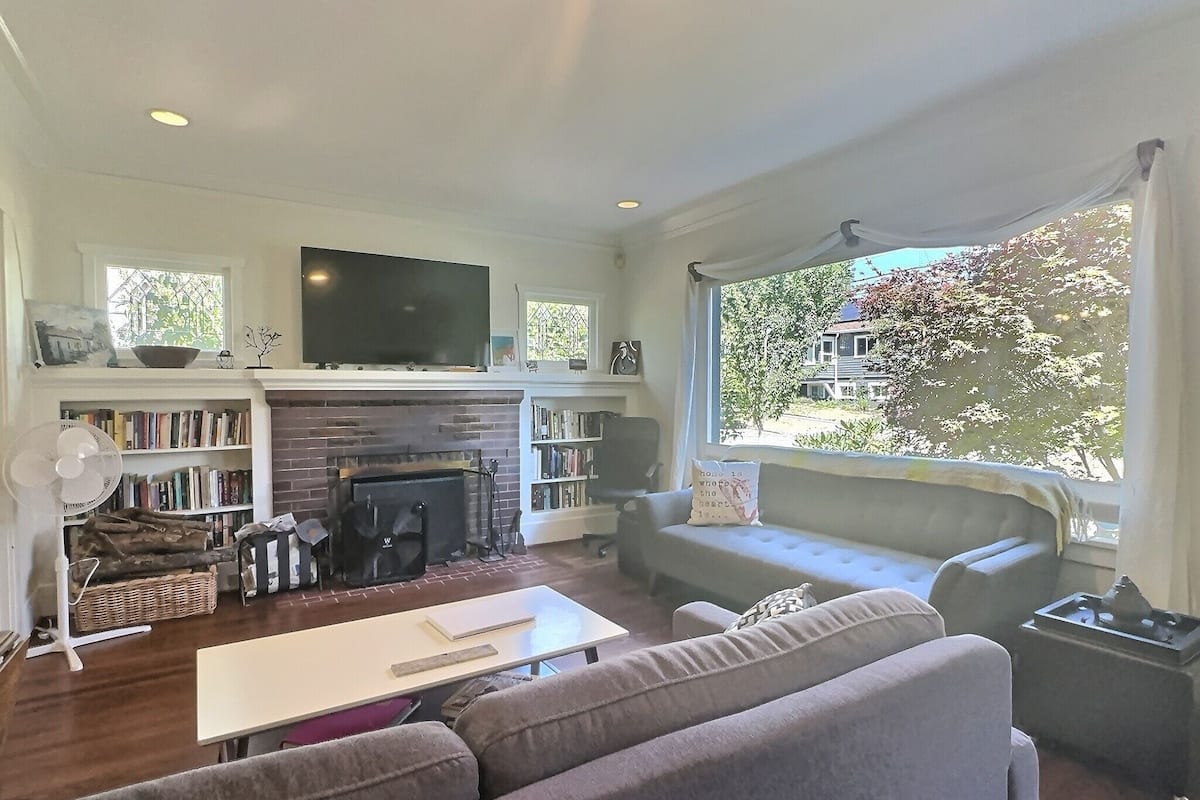 Superior Double Room | Living area | 43-inch flat-screen TV with cable channels, fireplace