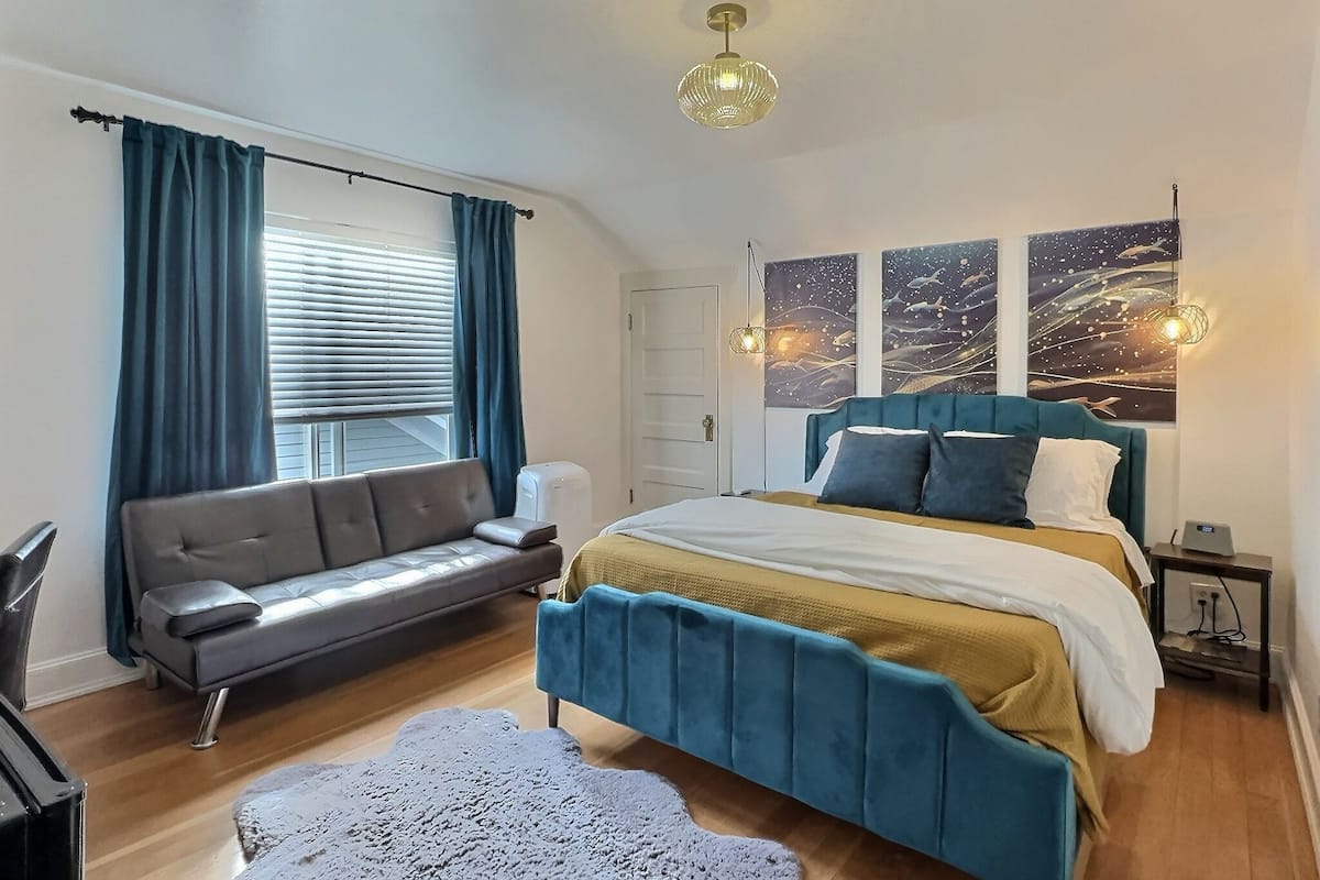 Deluxe Room | Hypo-allergenic bedding, down comforters, desk, iron/ironing board