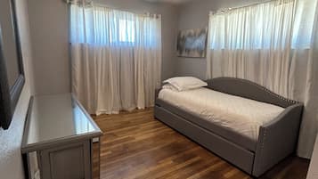 Iron/ironing board, WiFi, bed sheets