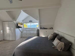 2 عدّة غرف نوم وخدمة الإنترنت وملاءات أسرّة