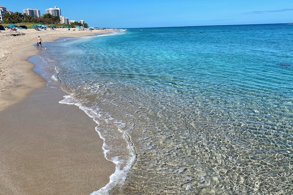 Beach nearby, sun loungers, beach towels