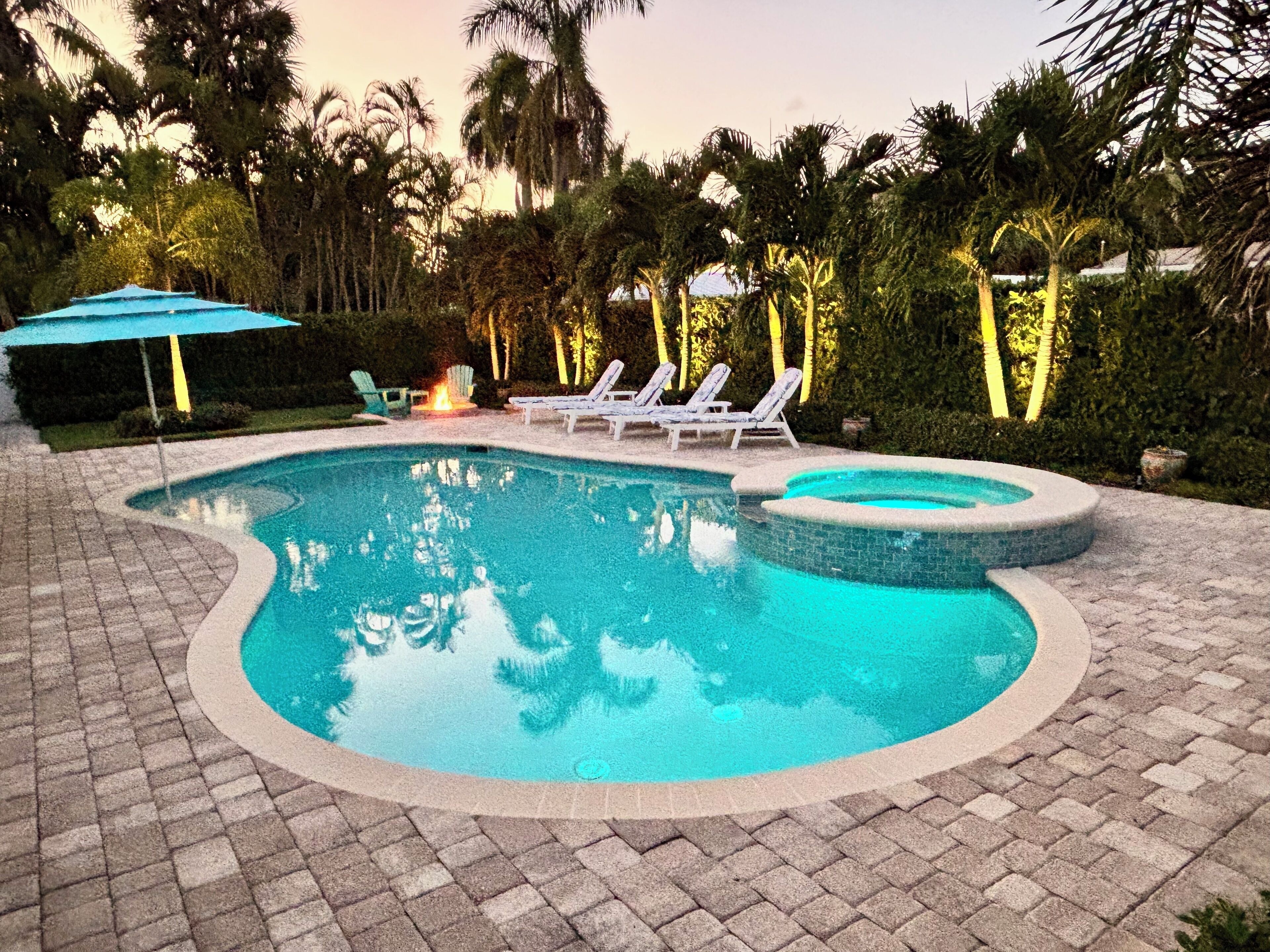 Een buitenzwembad, een verwarmd zwembad