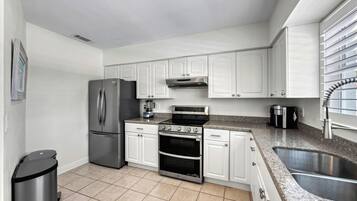 雪櫃、微波爐、焗爐、爐具