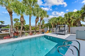 A heated pool - Siesta Key Waterfront Oasis - Heated Pool, Dock, Walk to Village & Beach (Siesta Key)