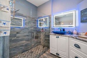 Jetted tub, hair dryer, towels - Game Room • Theater •Luxurious Waterfront Retreat• (Melbourne)