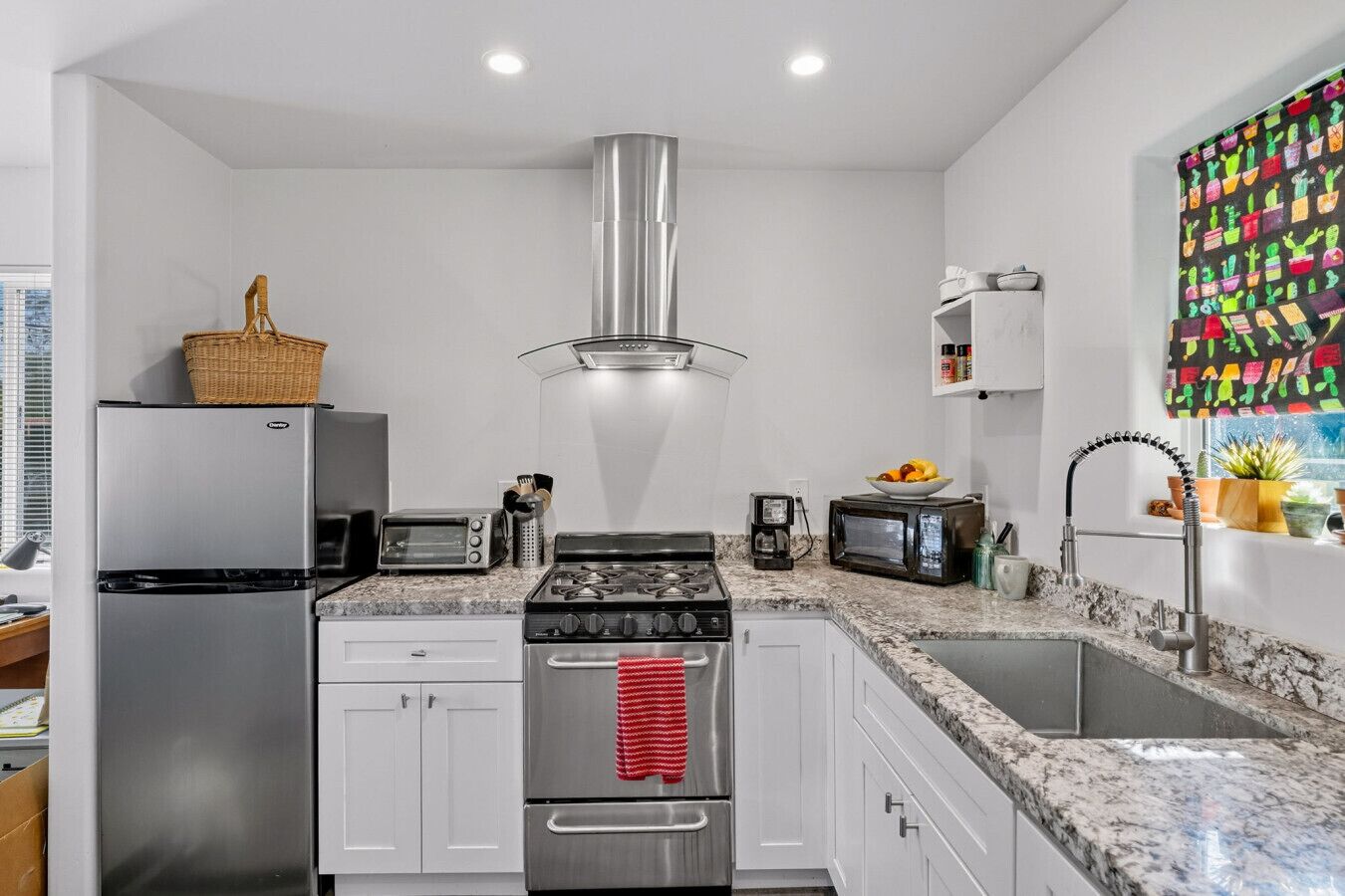 Refrigerador, microondas, horno y parrilla de estufa 