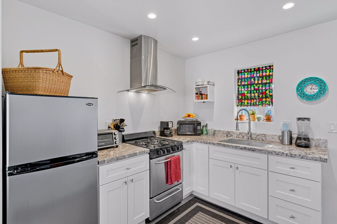 Frigorífico, microondas, horno y placa de cocina