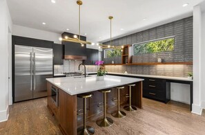 Mikrobølgeovn, ovn, kokeplater og oppvaskmaskin