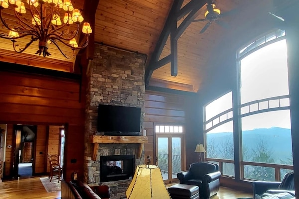 Selah Vista Grand Living room