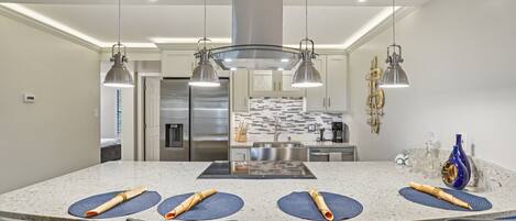 Refrigerador, microondas, horno y parrilla de estufa