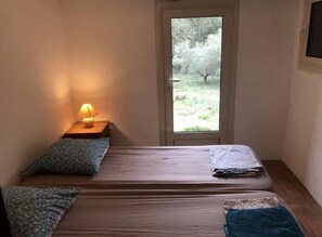 4 makuuhuonetta, silitysrauta/-lauta, internet