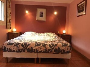4 bedrooms, iron/ironing board, Internet