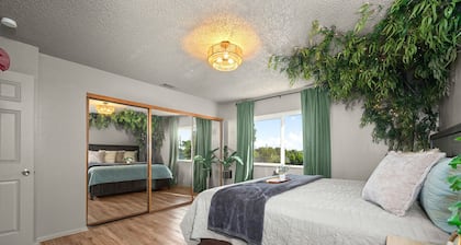 Whimsical 2 bedroom in Inland Empire! Close to ONT airport, shopping,theme parks