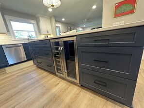 Mikrobølgeovn, ovn, kokeplater og oppvaskmaskin