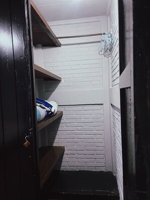 ห้องคลาสสิกดับเบิลหรือทวิน | ผ้าม่านกันแสง, เตารีด/โต๊ะรีดผ้า, Wi-Fi ฟรี, ผ้าปูที่นอน