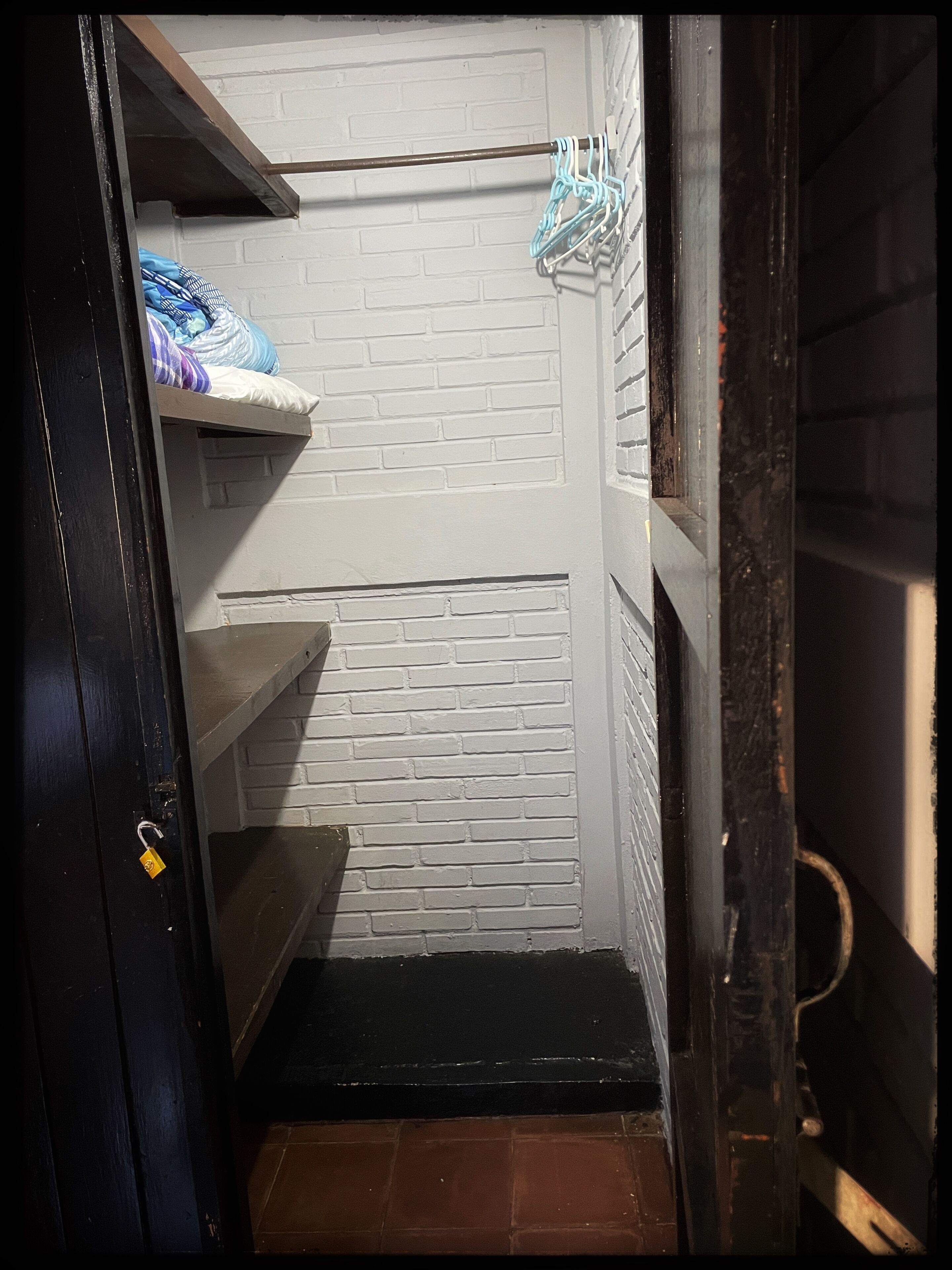 Cortinas blackout, tabla de planchar con plancha y wifi gratis 