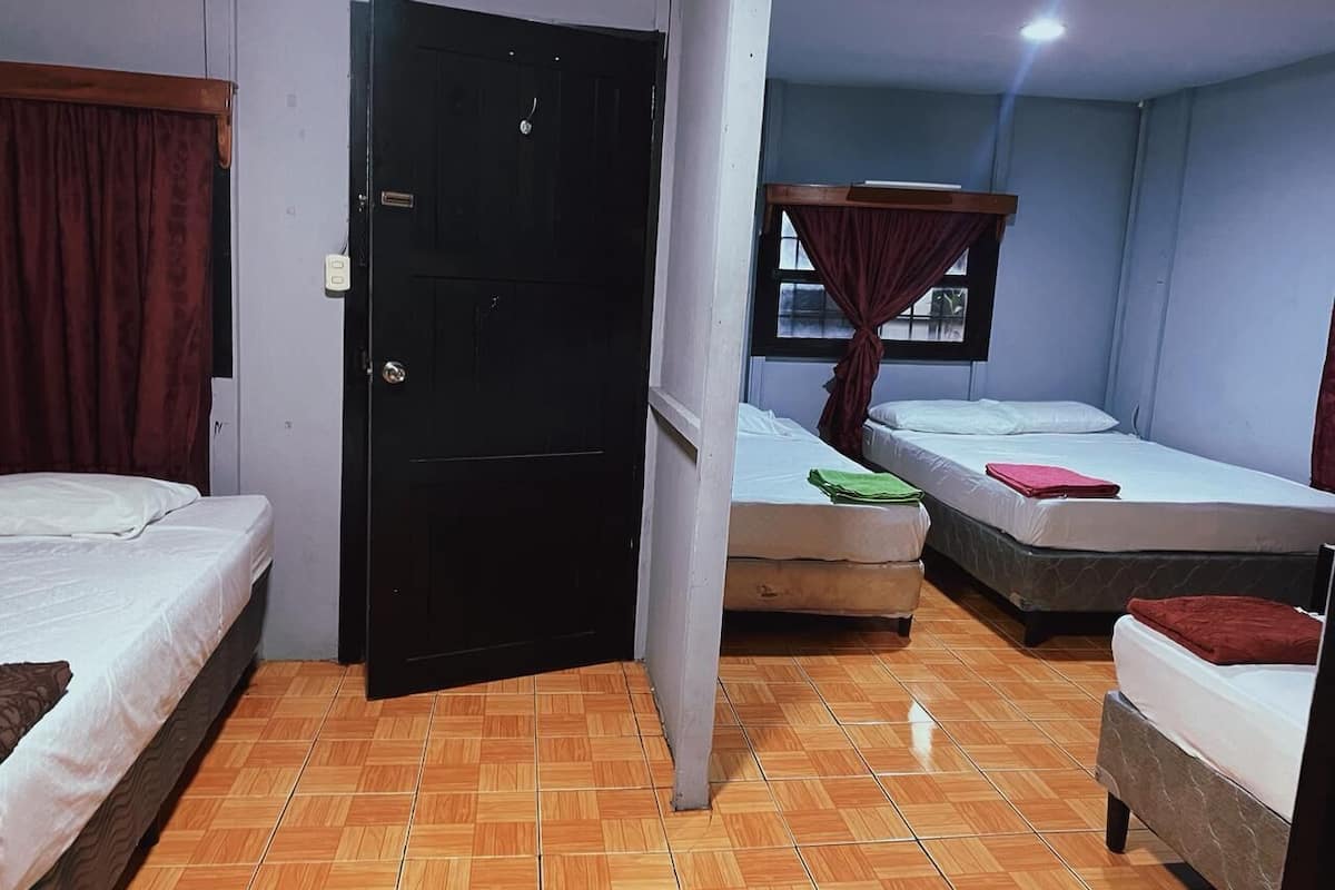 Habitación cuádruple básica | Cortinas blackout, tabla de planchar con plancha y wifi gratis