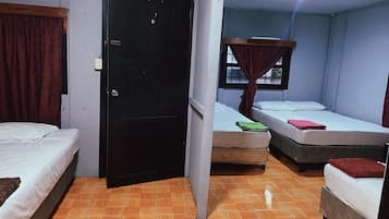 Habitació quàdruple bàsica | Cortines opaques, planxa i posts de planxar i wifi gratuïta