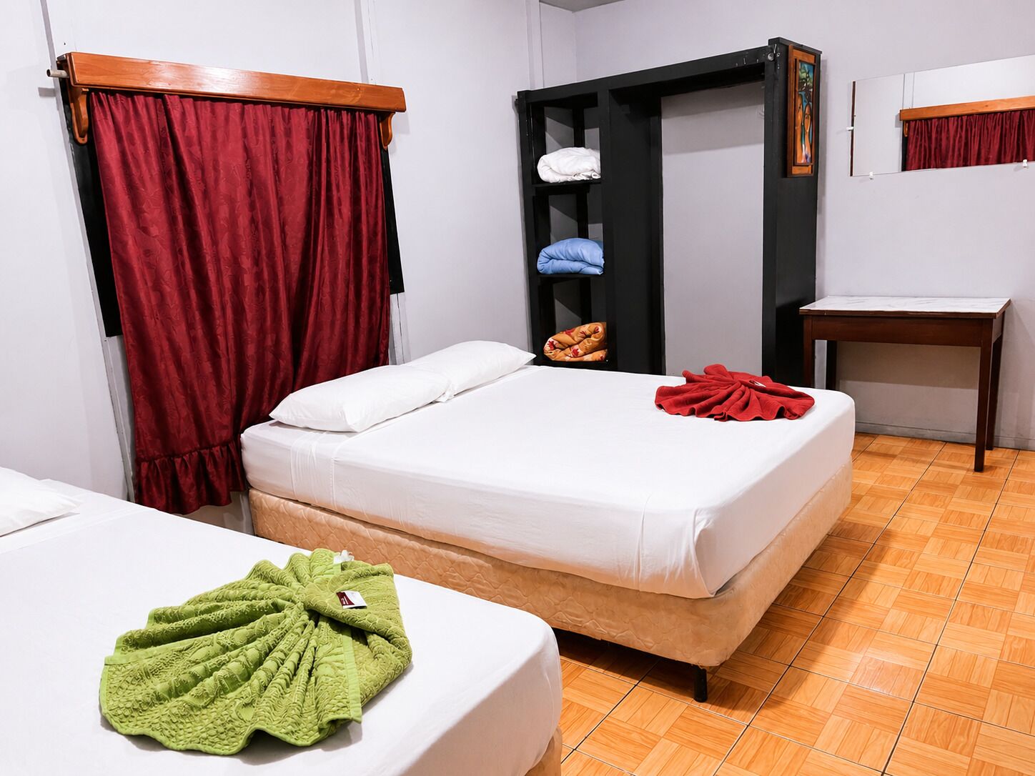 Cortinas blackout, tabla de planchar con plancha y wifi gratis 