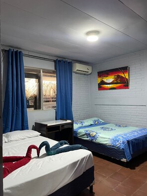 Klassieke tweepersoonskamer, 2 tweepersoonsbedden | Verduisterende gordijnen, een strijkplank/strijkijzer, gratis wifi