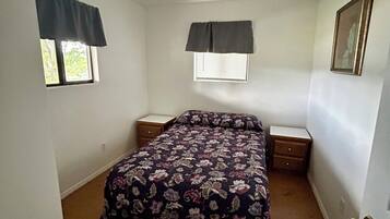 3 habitaciones, tabla de planchar con plancha y ropa de cama