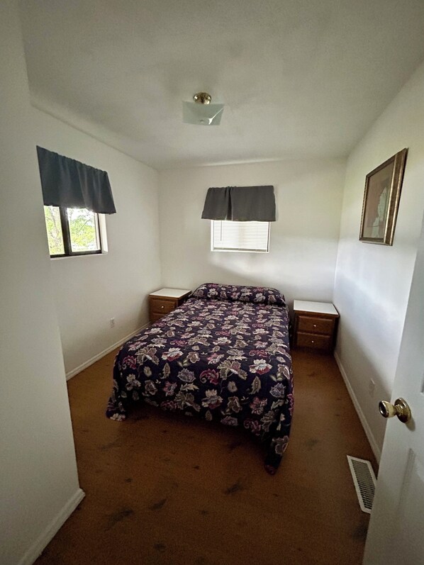 3 bedrooms, iron/ironing board, bed sheets