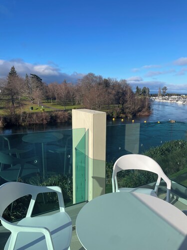 Elegant Waterfront Retreat in Taupo - Comfort and Connection with Nature