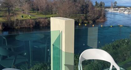 Elegant Waterfront Retreat in Taupo - Comfort and Connection with Nature