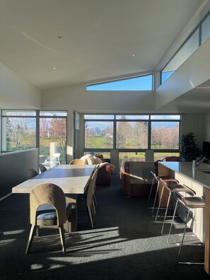 Dining - Elegant Waterfront Retreat in Taupo - Comfort and Connection with Nature (Taupō)